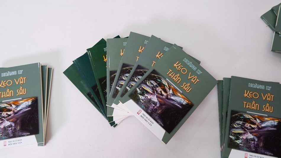 Ra mắt tập truyện ngắn “Keo vật thần sầu”, di cảo của cố nhà văn Hoàng Ly Ra mắt tập truyện ngắn “Keo vật thần sầu”, di cảo của cố nhà văn Hoàng Ly