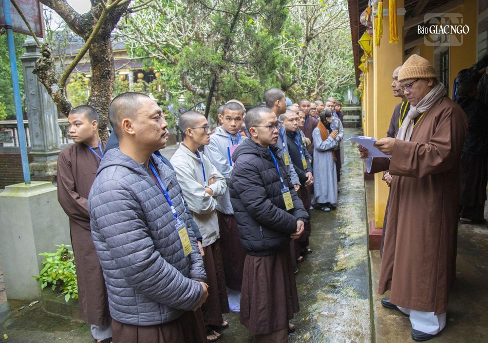 Giới tử làm thủ tục vào phòng khảo thí Giới tử làm thủ tục vào phòng khảo thí