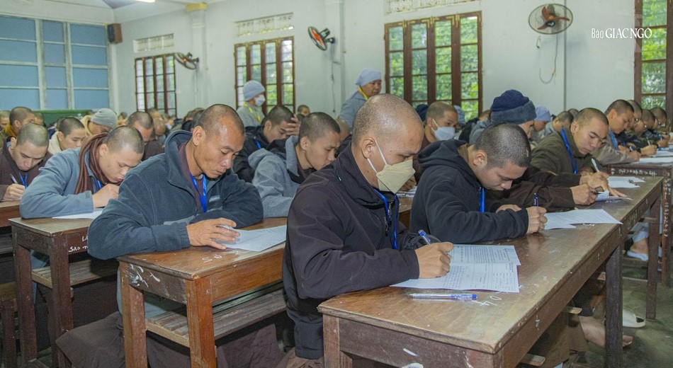 Giới tử nghiêm túc làm bài Giới tử nghiêm túc làm bài