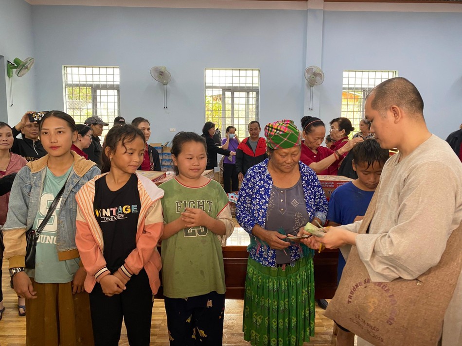Đại đức Thích Thiện Chí tận tay trao quà đến người dân Đại đức Thích Thiện Chí tận tay trao quà đến người dân