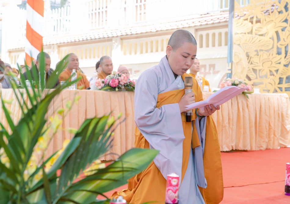 Sư cô Thích nữ Vạn An, tân trụ trì chùa Thiên Phúc dâng lời phát nguyện