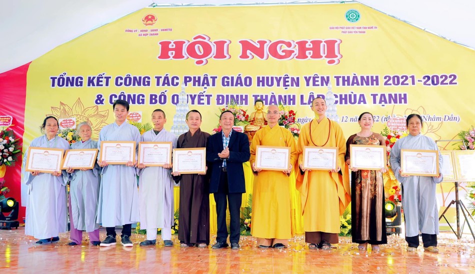Lãnh đạo Ủy ban MTTQVN huyện Yên Thành trao Giấy khen tới chư Tăng Ni, Phật tử tiêu biểu