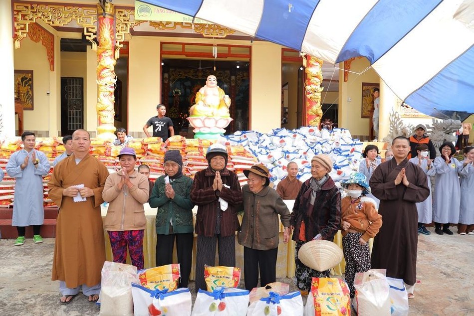 Chia sẻ yêu thương Chia sẻ yêu thương