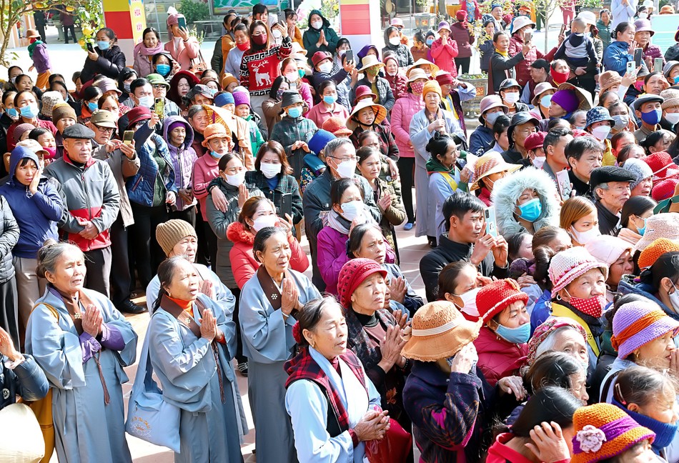 Đông đảo Phật tử đồng niệm Phật, cầu nguyện