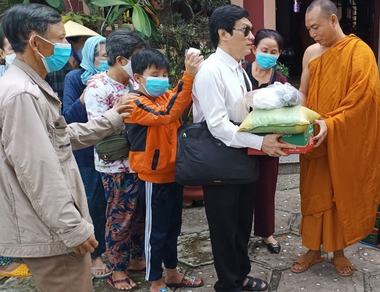 Đại đức Thích Minh Tuấn tận tay trao quà đến bà con
