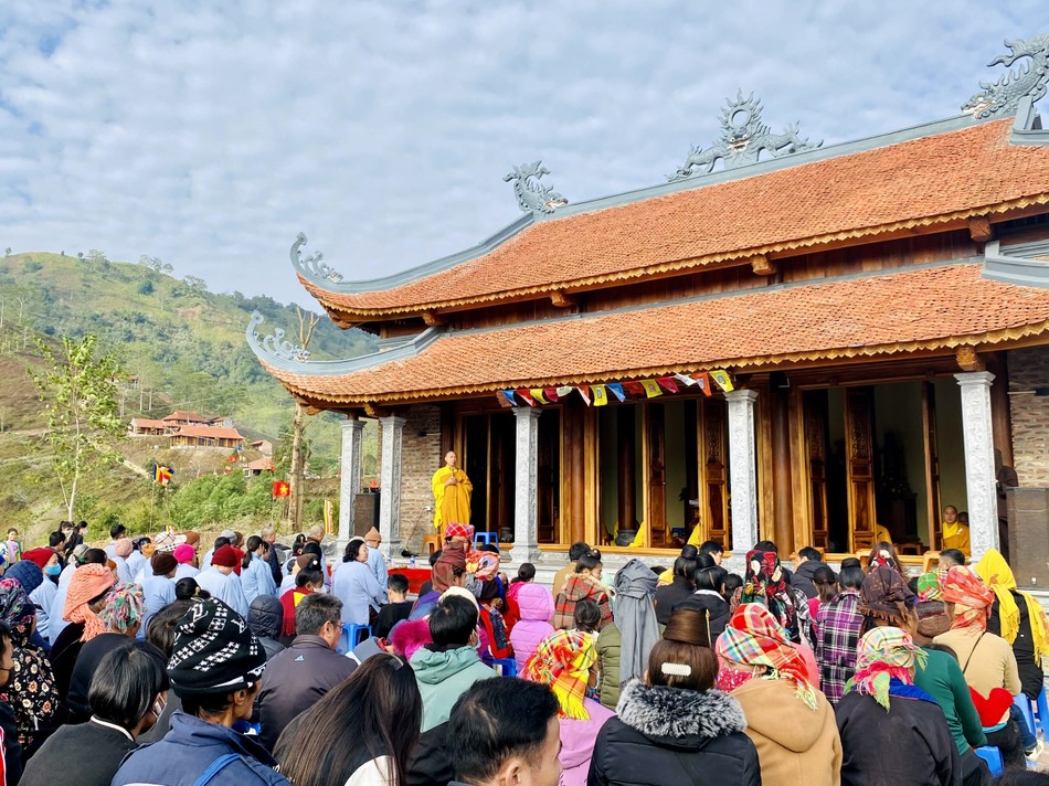 Quang cảnh buổi trao quà Quang cảnh buổi trao quà