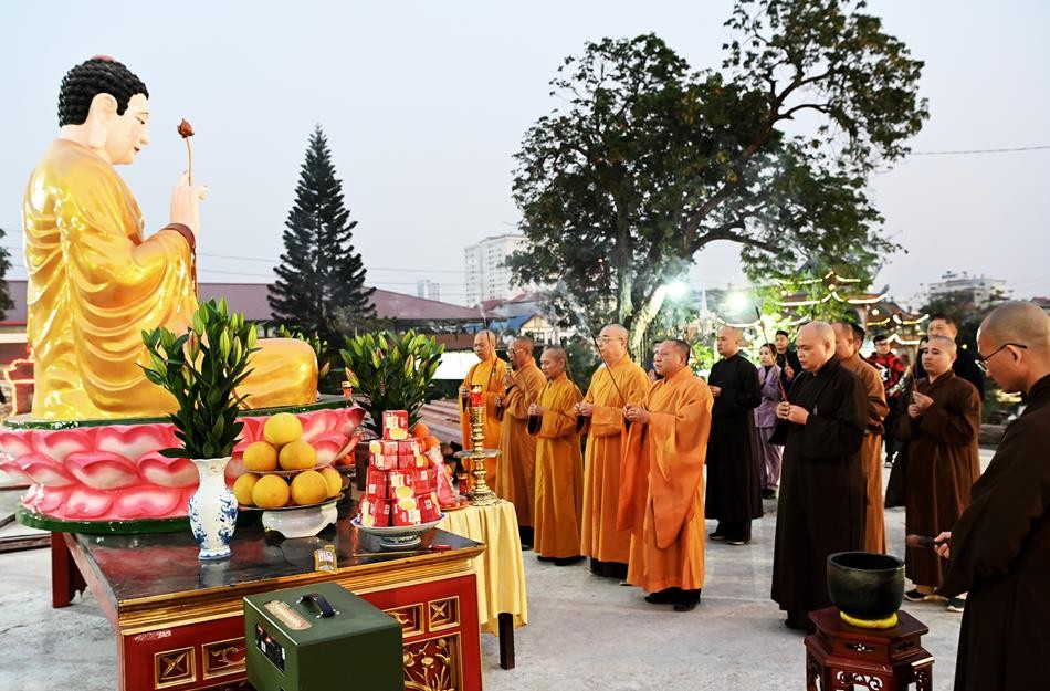 Chư tôn đức niêm hương bạch Phật