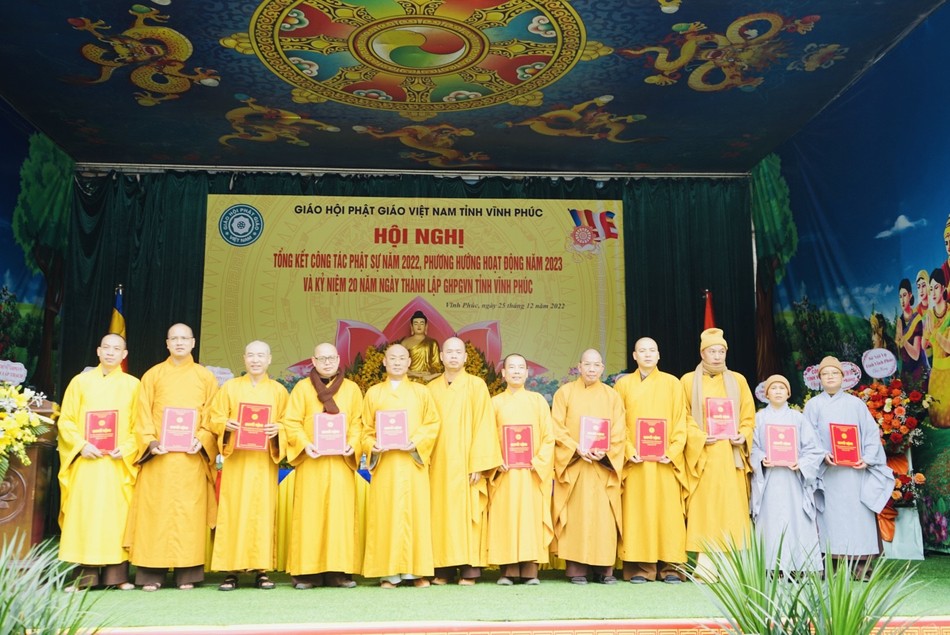 Trao quyết định chuẩn y nhân sự đến thành viên các ban, ngành trực thuộc Ban Trị sự Trao quyết định chuẩn y nhân sự đến thành viên các ban, ngành trực thuộc Ban Trị sự