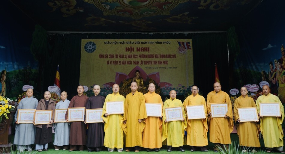 Trao Bằng tuyên dương công đức Trao Bằng tuyên dương công đức