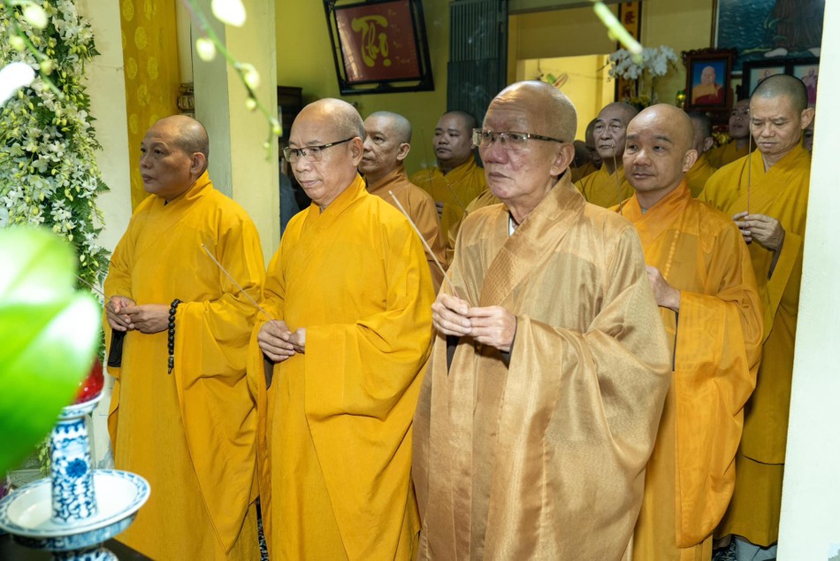 Chư tôn đức thắp hương tưởng niệm Chư tôn đức thắp hương tưởng niệm