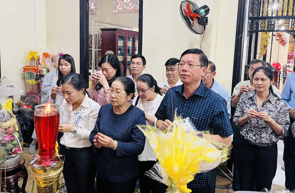 Lãnh đạo chính quyền thắp hương tưởng niệm Lãnh đạo chính quyền thắp hương tưởng niệm