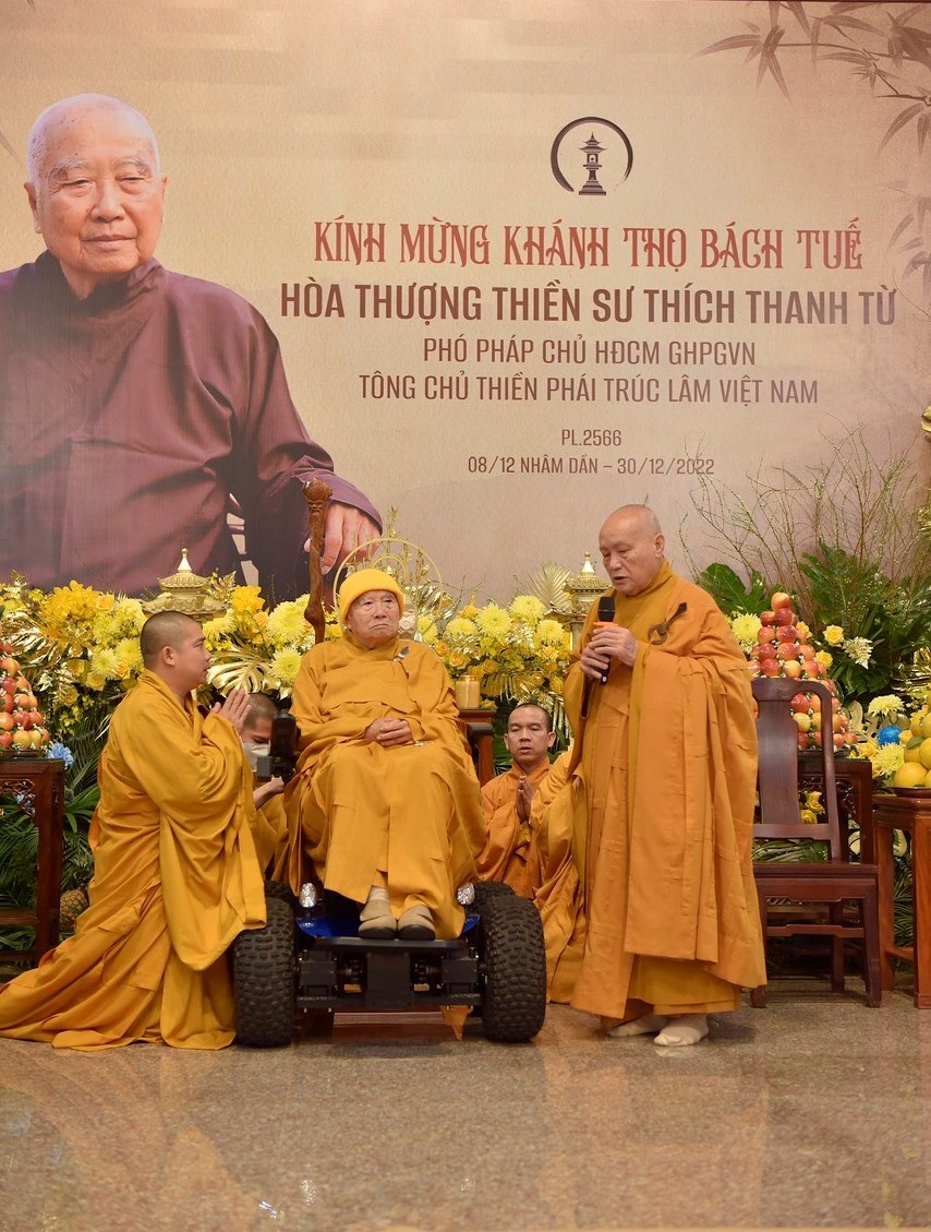 Hòa thượng Thích Nhật Quang cung kính dâng lời khánh thọ