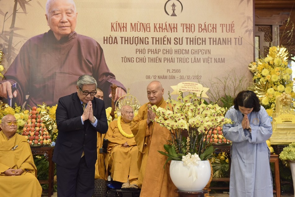 Hòa thượng Thích Nhật Quang thay mặt Ban Quản trị Thiền phái Trúc Lâm đón nhận lẵng hoa chúc mừng của Chủ tịch nước Nguyễn Xuân Phúc