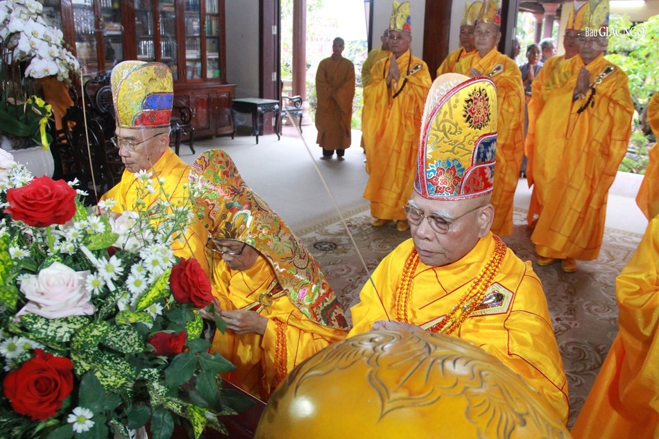 Hòa thượng Đường đầu niêm hương bạch Phật trước khi truyền trao giới pháp