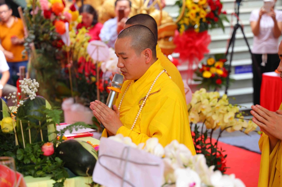 Đại đức Thích Nguyên Bửu dâng lời phát nguyện Đại đức Thích Nguyên Bửu dâng lời phát nguyện