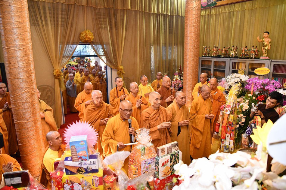 Chư tôn giáo phẩm dâng hương tưởng niệm Chư tôn giáo phẩm dâng hương tưởng niệm