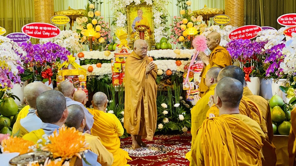 Hòa thượng Thích Giác Toàn dâng lễ phẩm cúng dường Giác linh cố Ni trưởng Hòa thượng Thích Giác Toàn dâng lễ phẩm cúng dường Giác linh cố Ni trưởng