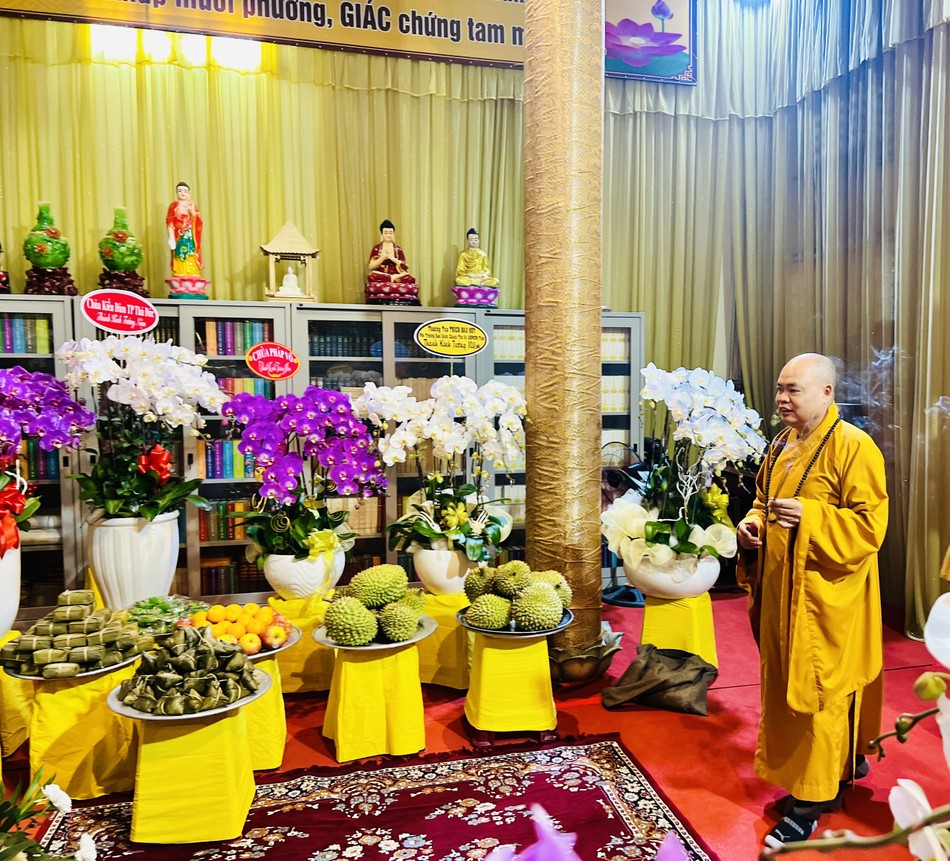 Thượng tọa Thích Thanh Phong thắp hương tưởng niệm Thượng tọa Thích Thanh Phong thắp hương tưởng niệm