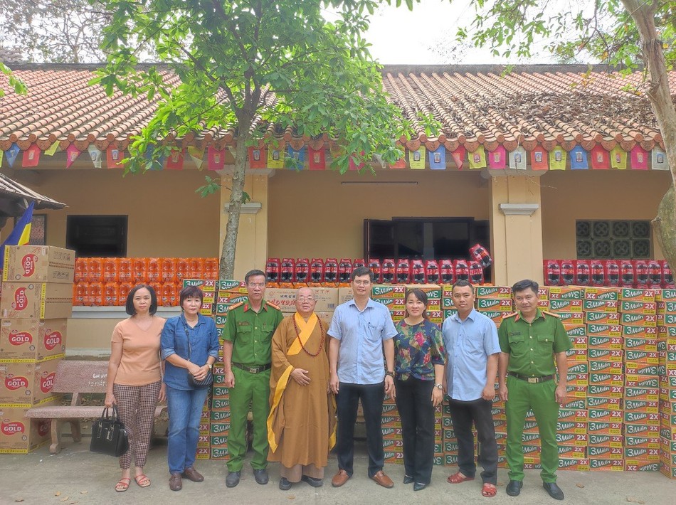 Tổ đình Hội Sơn tổ chức trao quà đến Hội người mù và người dân có hoàn cảnh khó khăn