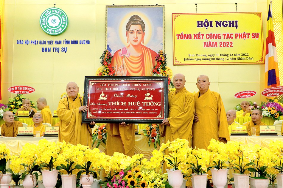 Hòa thượng Thích Thiện Nhơn trao khánh vàng chúc mừng Hòa thượng Thích Huệ Thông được suy cử vào Hội đồng Trị sự Hòa thượng Thích Thiện Nhơn trao khánh vàng chúc mừng Hòa thượng Thích Huệ Thông được suy cử vào Hội đồng Trị sự