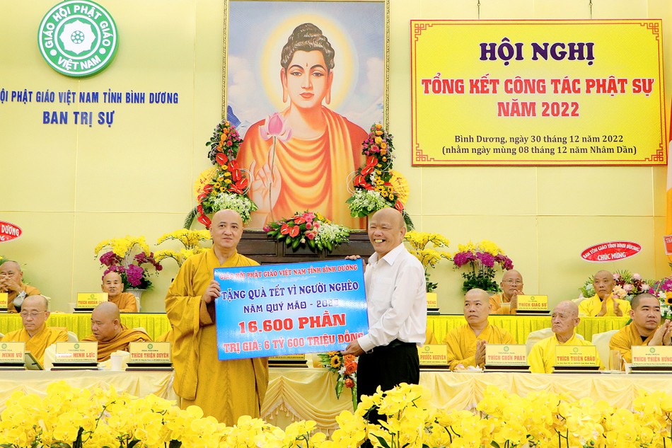 Hòa thượng Thích Huệ Thông trao bảng tượng trưng ủng hộ quà Tết "Vì người nghèo" Hòa thượng Thích Huệ Thông trao bảng tượng trưng ủng hộ quà Tết "Vì người nghèo"