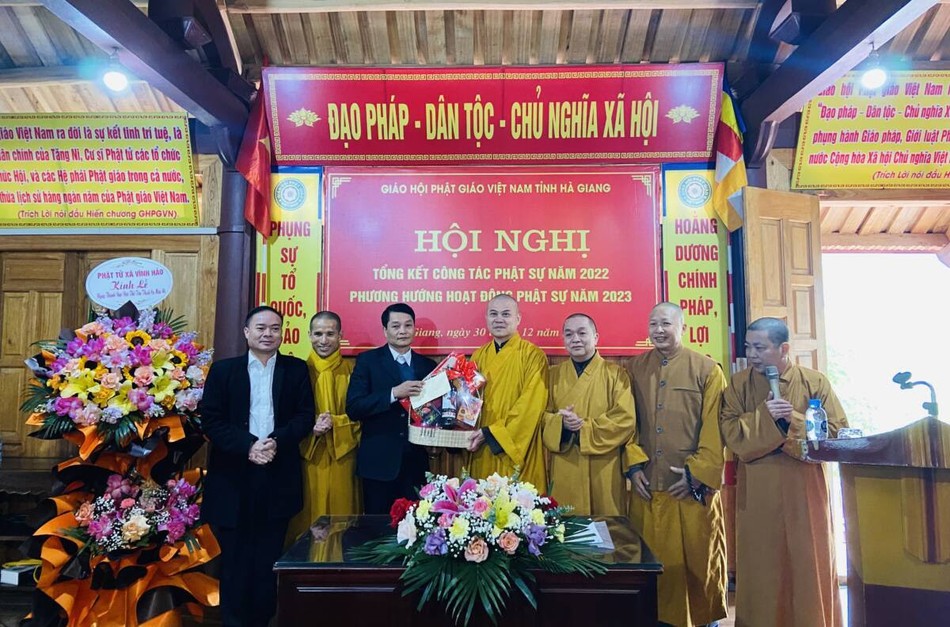Tặng quà chúc mừng hội nghị thành công tốt đẹp Tặng quà chúc mừng hội nghị thành công tốt đẹp