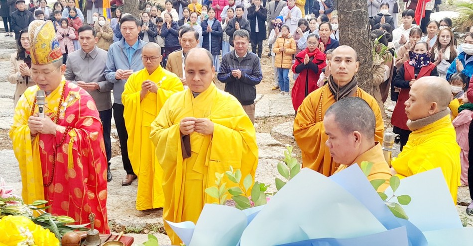 Chư tôn đức niêm hương cầu nguyện