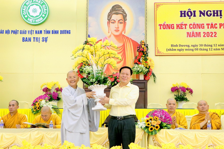 Ông Trần Đức Thịnh tặng hoa chúc mừng Ông Trần Đức Thịnh tặng hoa chúc mừng