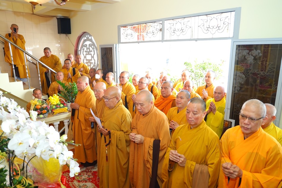 Chư tôn đức dâng hương tưởng niệm