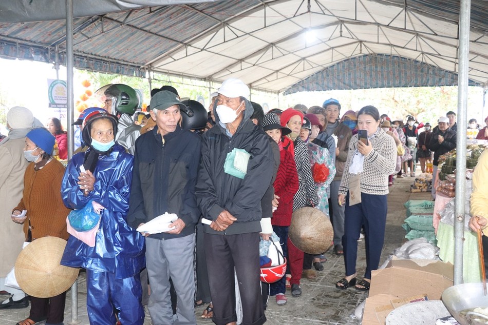 Phiên chợ 0 đồng hỗ trợ 250 phần cho các hộ khó khăn Phiên chợ 0 đồng hỗ trợ 250 phần cho các hộ khó khăn