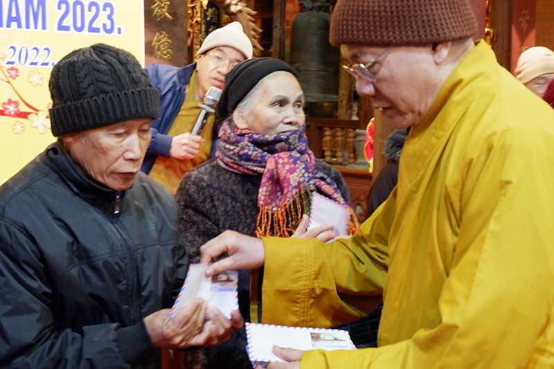 Trao quà Tết cho các Phật tử khó khăn Trao quà Tết cho các Phật tử khó khăn