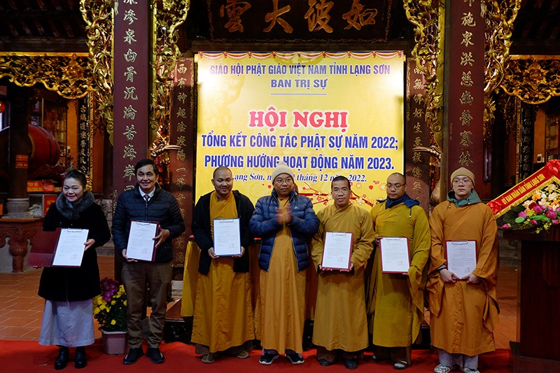 Trao quyết định chuẩn y nhân sự các ban trực thuộc Ban Trị sự GHPGVN tỉnh Lạng Sơn Trao quyết định chuẩn y nhân sự các ban trực thuộc Ban Trị sự GHPGVN tỉnh Lạng Sơn