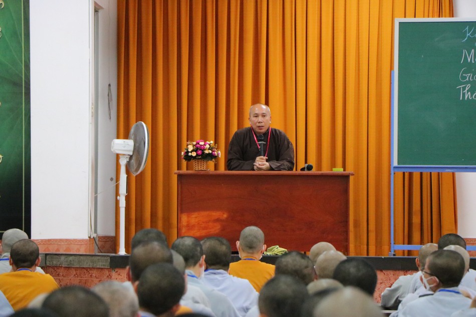 Thượng tọa Thích Minh Thành phổ biến quy chế trong phòng thi Thượng tọa Thích Minh Thành phổ biến quy chế trong phòng thi