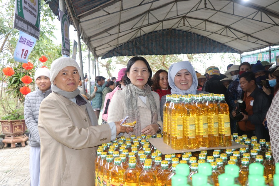 Phật tử Nguyên Hạnh (giữa) - một trong những nhà hảo tâm đã hỗ trợ kinh phí để thực hiện phiên chợ 0 đồng Phật tử Nguyên Hạnh (giữa) - một trong những nhà hảo tâm đã hỗ trợ kinh phí để thực hiện phiên chợ 0 đồng