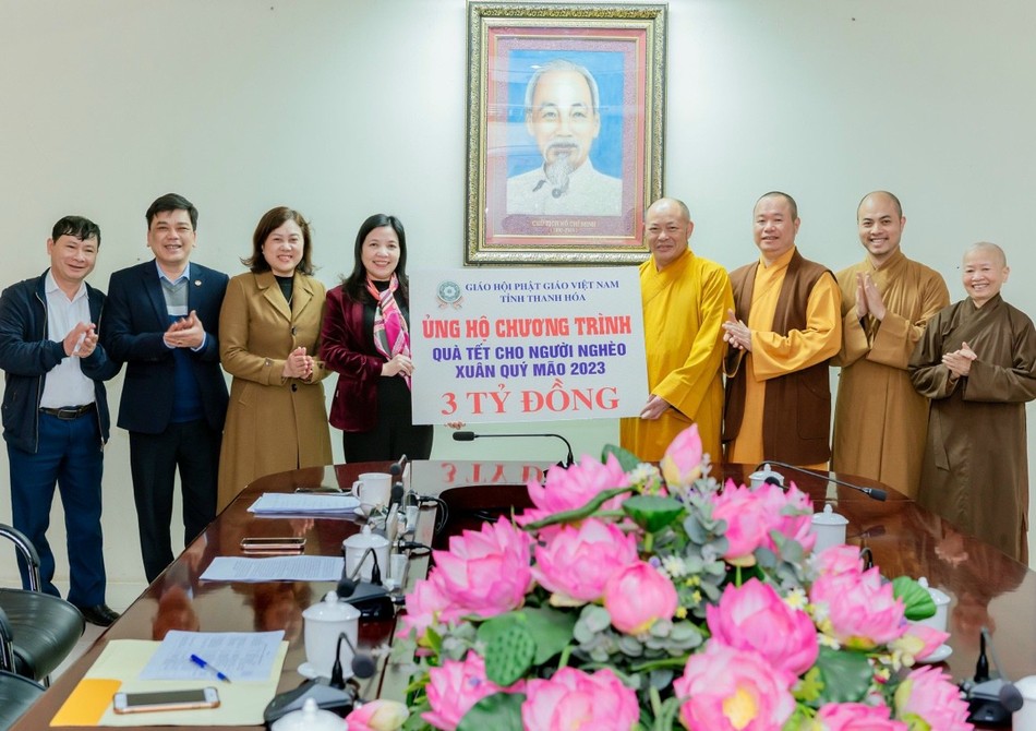 Trao bảng tượng trưng số tiền 3 tỷ đồng ủng hộ chương trình quà Tết cho người nghèo