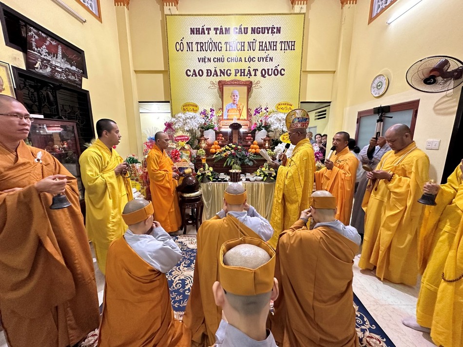 Chư tôn đức Ban Kinh sư tiến hành nghi thức cung tiến Giác linh Chư tôn đức Ban Kinh sư tiến hành nghi thức cung tiến Giác linh