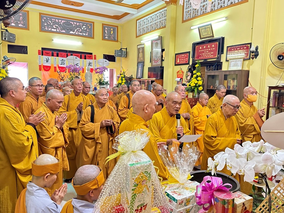 Chư tôn giáo phẩm thắp hương cầu nguyện Chư tôn giáo phẩm thắp hương cầu nguyện