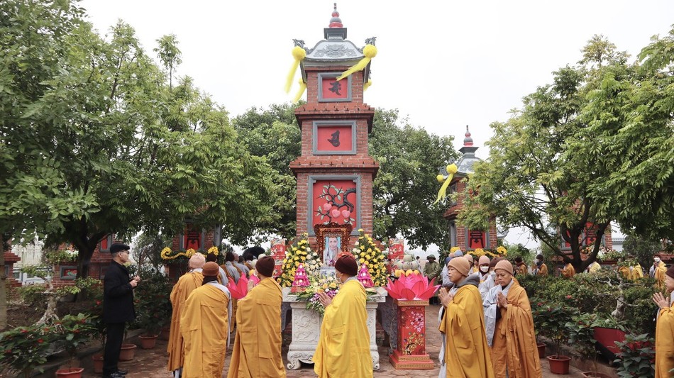 Hữu nhiễu bảo tháp Hữu nhiễu bảo tháp