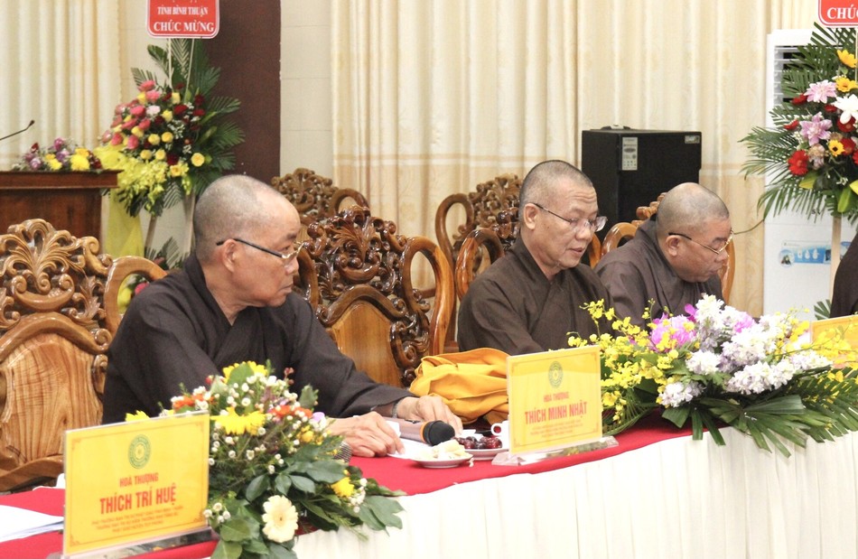 Chư tôn đức chủ tọa phiên họp