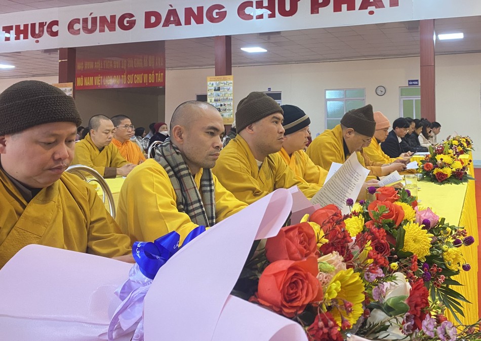 Chư Tăng theo dõi báo cáo tổng kết Phật sự Chư Tăng theo dõi báo cáo tổng kết Phật sự