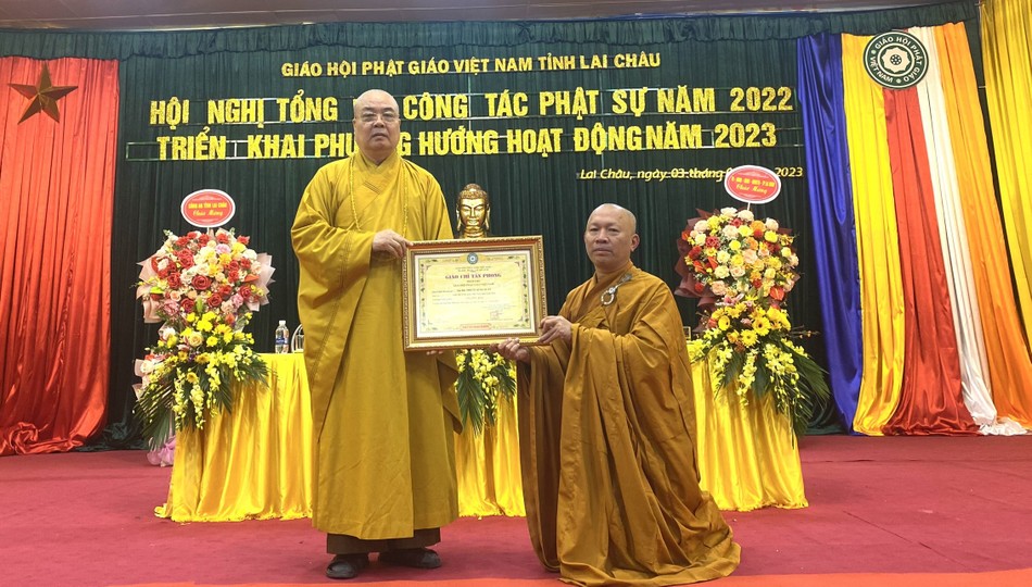 Hòa Thượng Thích Thanh Nhiễu trao giáo chỉ tấn phong Thượng tọa đến Đại đức Thích Minh Tuân Hòa Thượng Thích Thanh Nhiễu trao giáo chỉ tấn phong Thượng tọa đến Đại đức Thích Minh Tuân