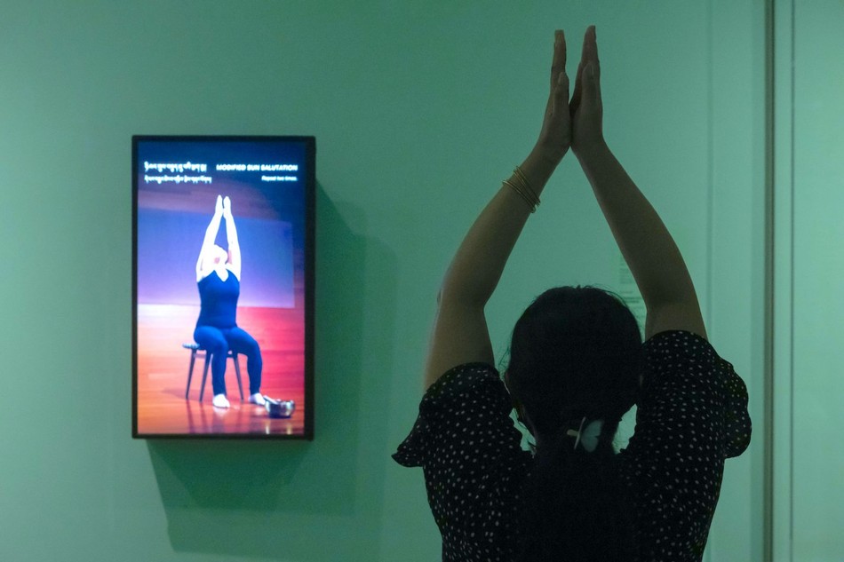 Video về một huấn luyện viên yoga thể hiện thói quen chào mặt trời tại triển lãm mới của Rubin Video về một huấn luyện viên yoga thể hiện thói quen chào mặt trời tại triển lãm mới của Rubin