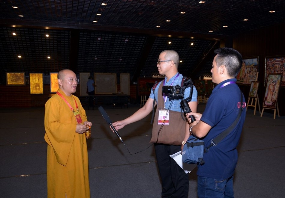 Tác giả tác nghiệp tại sự kiện Vesak 2019 diễn ra tại chùa Tam Chúc (Hà Nam) - Ảnh: Bảo Toàn Tác giả tác nghiệp tại sự kiện Vesak 2019 diễn ra tại chùa Tam Chúc (Hà Nam) - Ảnh: Bảo Toàn
