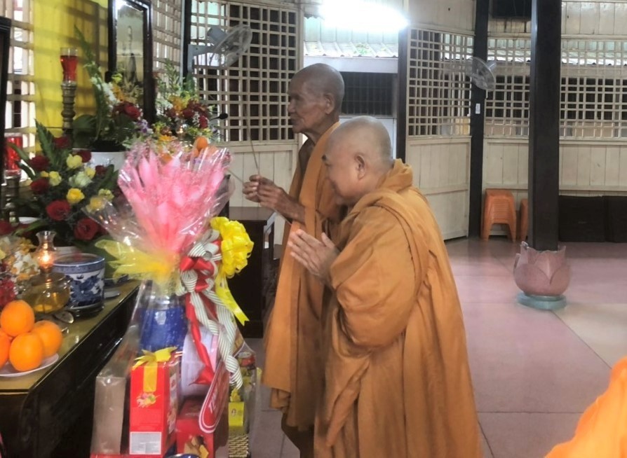 Hòa thượng Thích Giác Tường và Hòa thượng Thích Giác Toàn thắp hương tưởng niệm Hòa thượng Thích Giác Tường và Hòa thượng Thích Giác Toàn thắp hương tưởng niệm