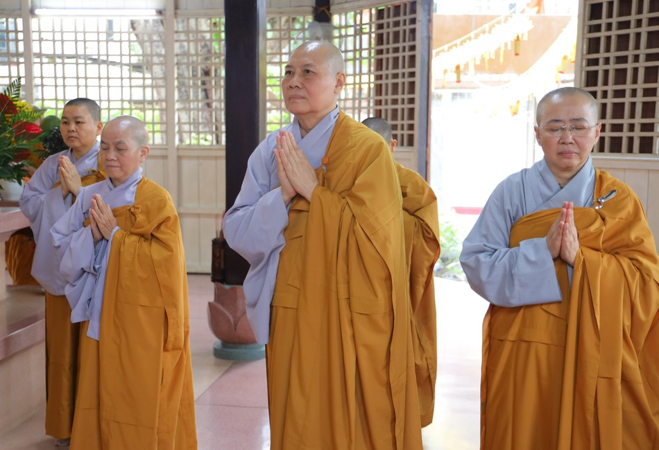 Chư tôn đức Ni nhất tâm cầu nguyện Chư tôn đức Ni nhất tâm cầu nguyện