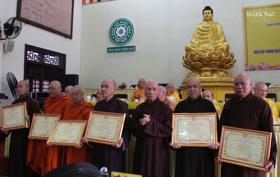 Trưởng lão Hòa thượng Thích Giác Quang trao giáo chỉ tấn phong giáo phẩm Trưởng lão Hòa thượng Thích Giác Quang trao giáo chỉ tấn phong giáo phẩm