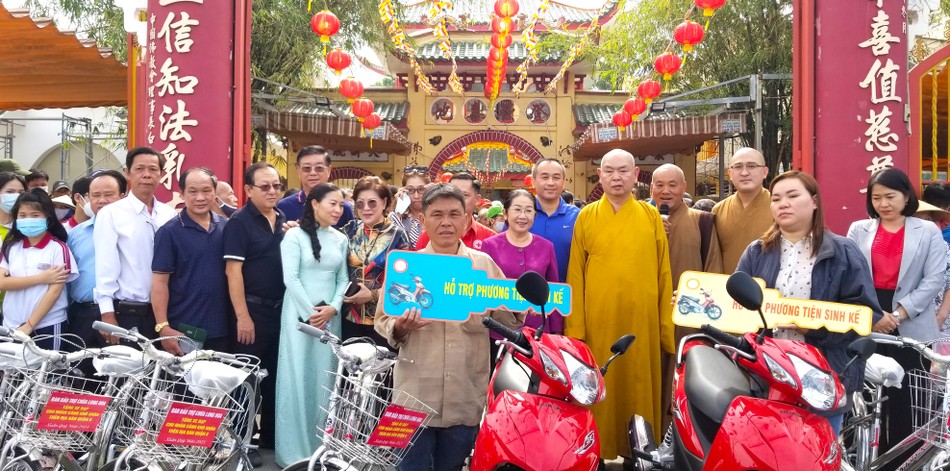 Trao xe Honda làm phương tiện sinh kế Trao xe Honda làm phương tiện sinh kế