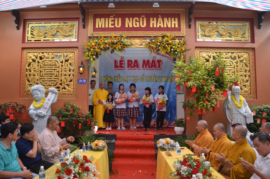 Trao quà đến các em học sinh nghèo, hiếu học Trao quà đến các em học sinh nghèo, hiếu học