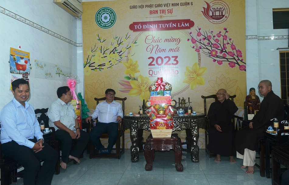 Hòa thượng Thích Thiện Nghĩa đón tiếp phái đoàn