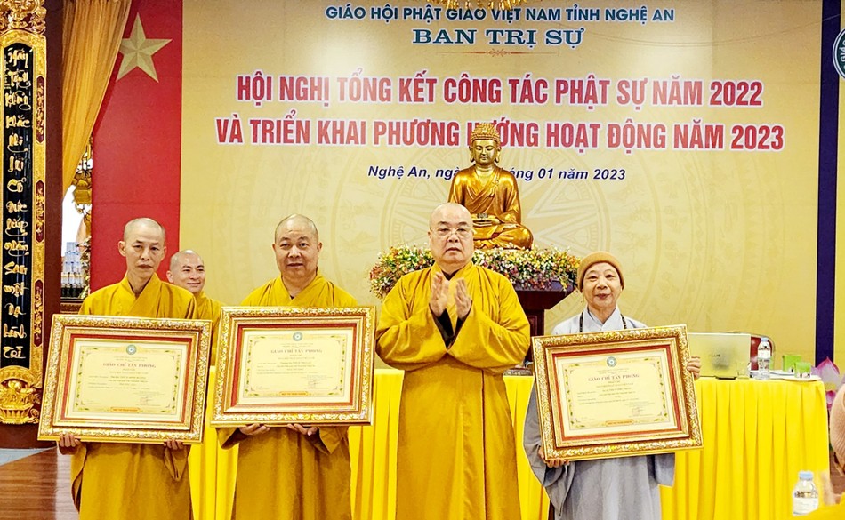 Trao giáo chỉ tấn phong đến chư tôn đức Tăng Ni Trao giáo chỉ tấn phong đến chư tôn đức Tăng Ni